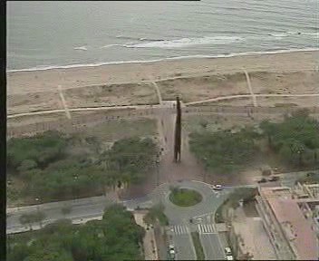 La rotonda del final de l'avinguda del mar de Gavà Mar (encara sense pedres), la vela i el passeig amb molt poca vegetació (any 2000)